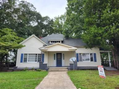 Main picture of 818 E 2nd Ave