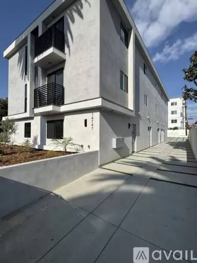 Main picture of 14747 Friar St