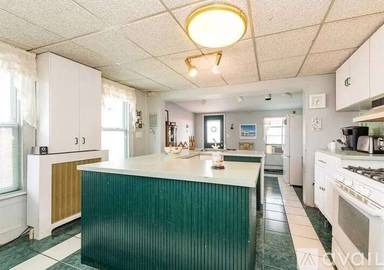 Main picture of 372 S Main St