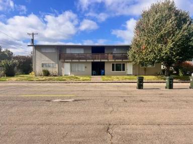 Main picture of 260 N 10th St
