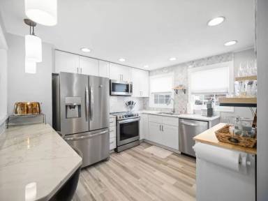 Main picture of 2516 W Everett Ave