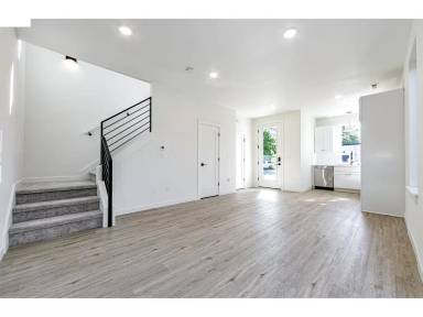 Main picture of 7480 N Oswego Ave
