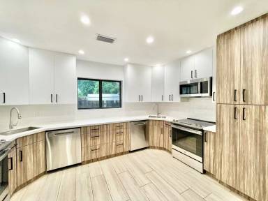 Main picture of 665 NE 178th St