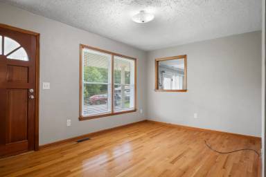 Main picture of 828 Triangle St