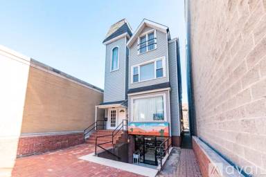 Main picture of 2631 N Halsted St