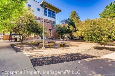 Main picture of 3033 Blake St