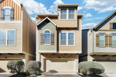 Main picture of 223 E Courtland Pl