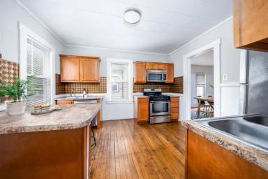 Main picture of 403 Benton St