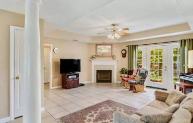 Main picture of 33 Hickory Rd