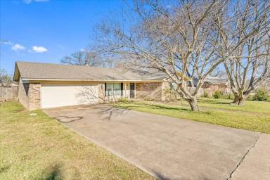 Main picture of 209 Alamosa Dr