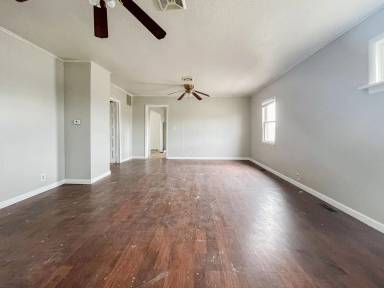 Main picture of 925 W Willard St