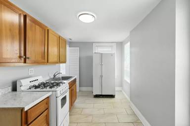 Main picture of 1541 N Broadway