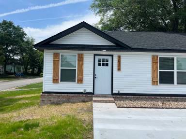 Main picture of 1611 Poplar St