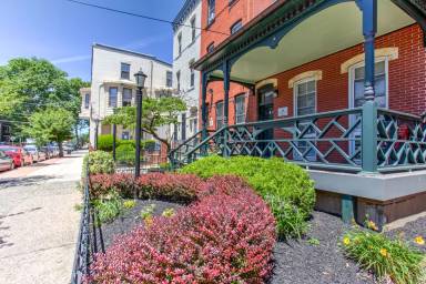 Main picture of 4047 Locust St