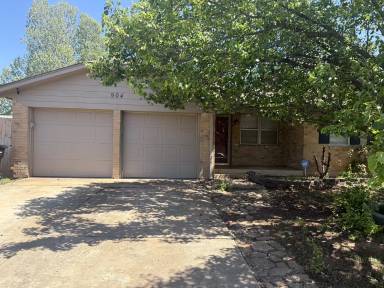Main picture of 904 S Avery Dr