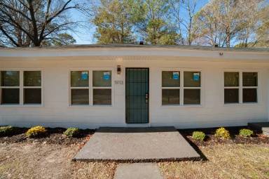 Main picture of 5115 Higgins St