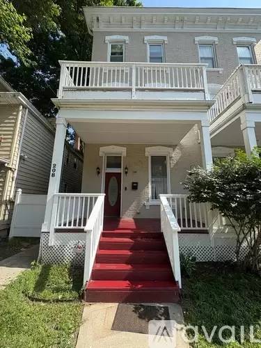 Main picture of 208 Oak St