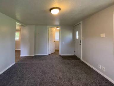 Main picture of 1521 1/2 E Kirby Ave
