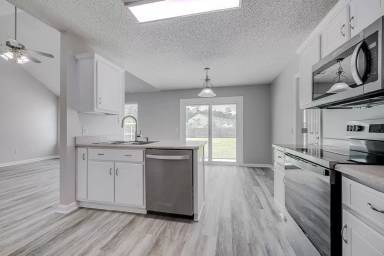 Main picture of 114 Mustang Dr