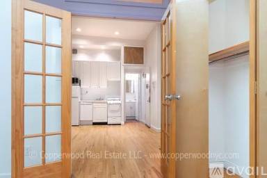 Main picture of 310 East 85th St