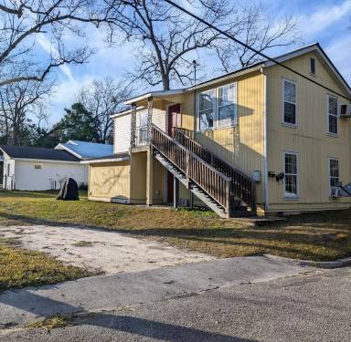 Main picture of 211 Oak St