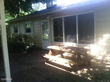 Main picture of 137 W Lytle Ave