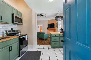 Main picture of 208 W 42nd St