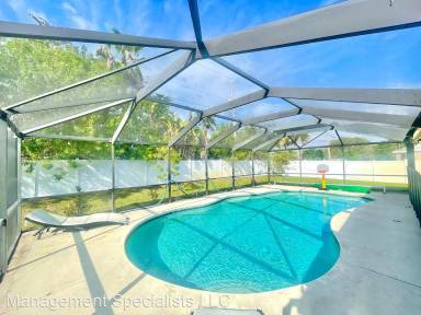 Main picture of 563 SW Columbus Dr