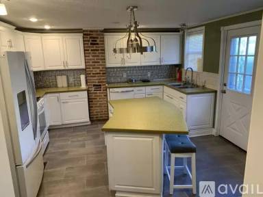 Main picture of 100 S 14th St