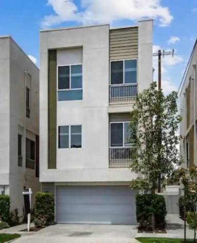 Main picture of 5911 Saturn St