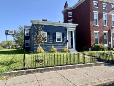Main picture of 323 E Oak St