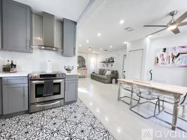 Main picture of 1944 NW 34th St