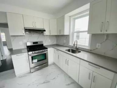 Main picture of 32 E 2nd St