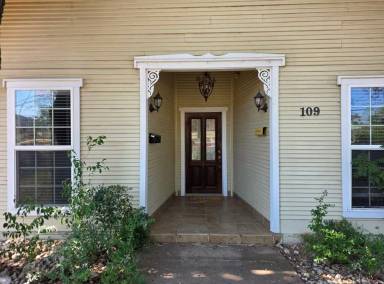 Main picture of 109 W Travis St