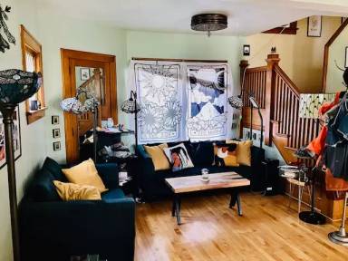 Main picture of 1010 E 37th St
