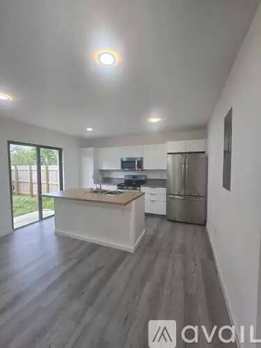 Main picture of 568 NW 7th St