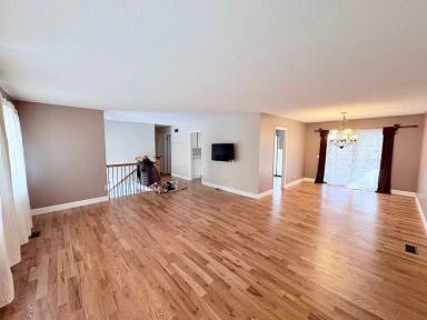 Main picture of 101 Knight Cir