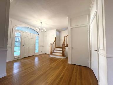 Main picture of 880 University Ave