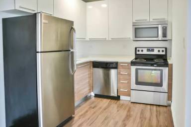 Main picture of 925 W Carmen Ave