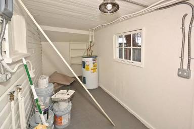 Main picture of 637 E Jefferson St