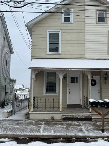 Main picture of 107 W 2nd St