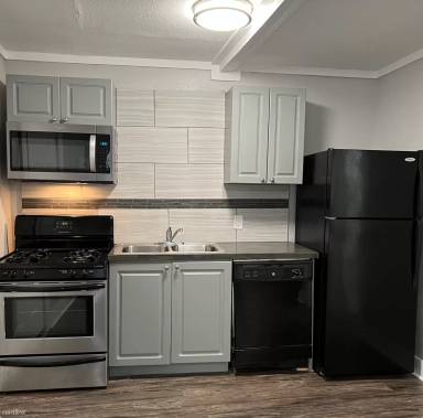 Main picture of 223 Bee St