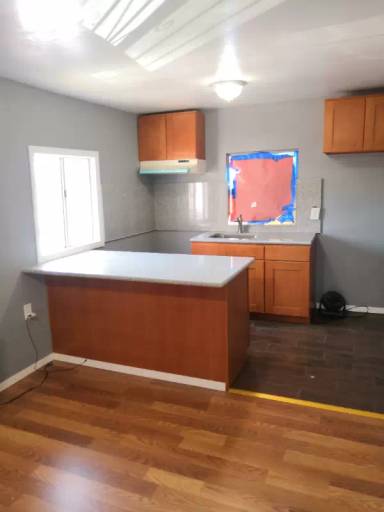 Main picture of 940 W 53rd St