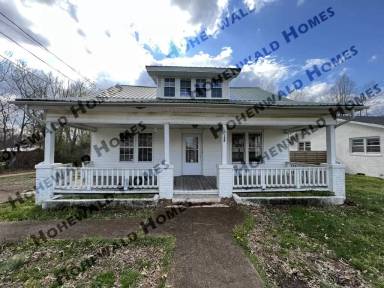 Main picture of 100 S Walnut St
