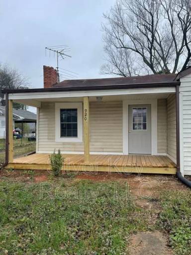 Main picture of 904 E Madison Ave