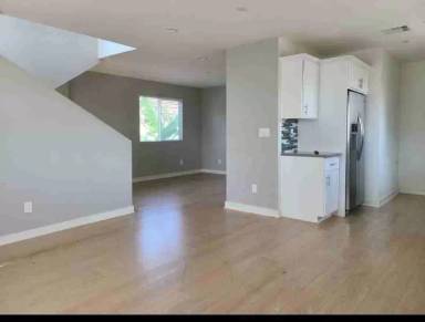 Main picture of 1005 1/2 N Oxford Ave