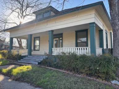 Main picture of 902 N 1st St