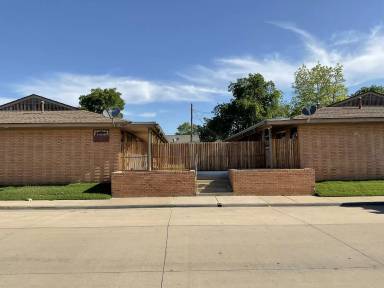 Main picture of 1809 E 2nd St