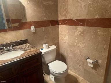 Main picture of 241 191st St