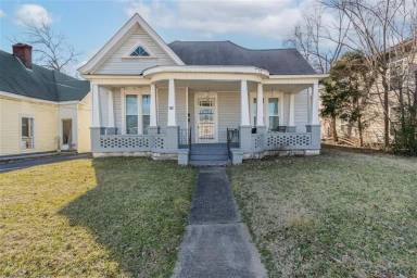 Main picture of 809 Broadway Ave